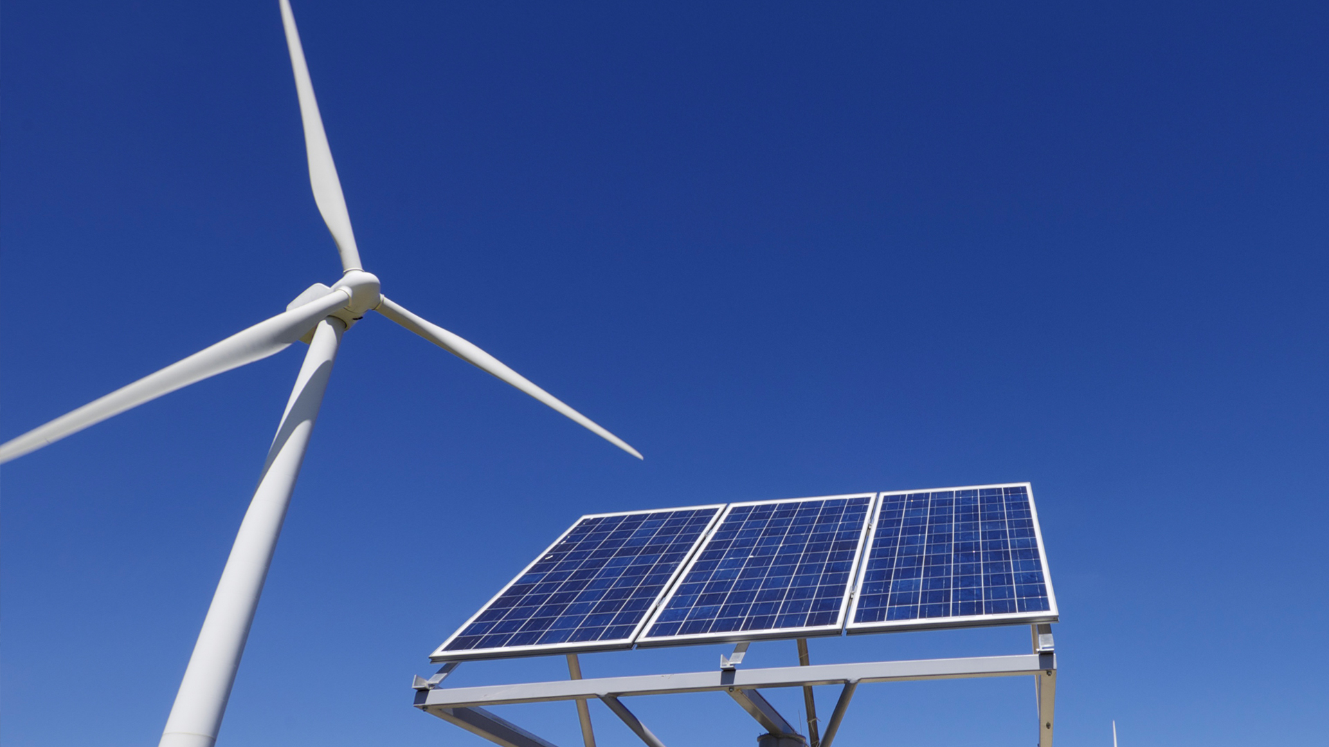 Vindmølle og solcelle